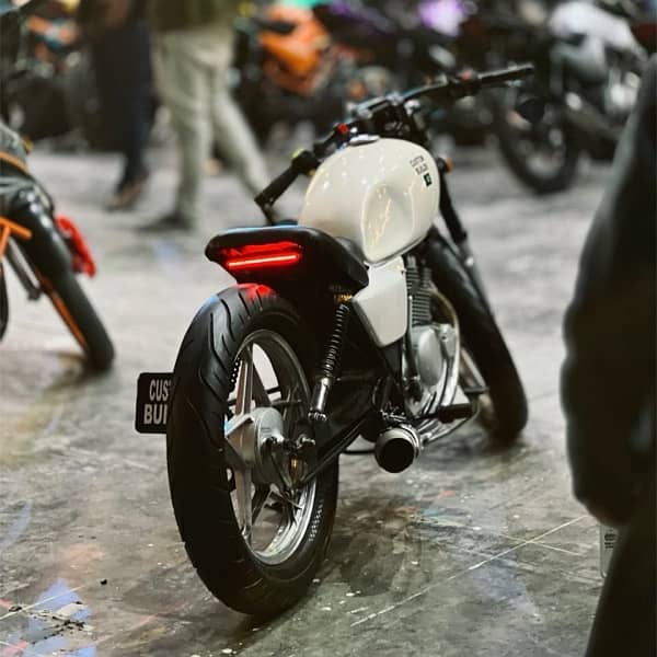 Suzuki GS 150 SE (2021) MODEL | Suzuki in Bikes | GS 150 bobber 7