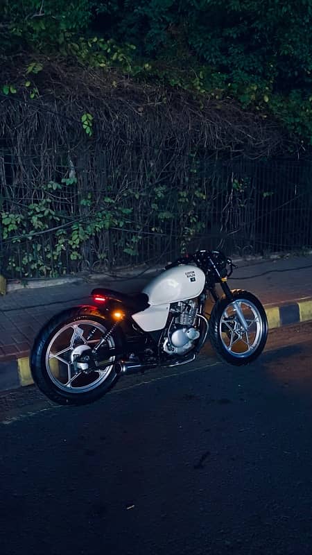 Suzuki GS 150 SE (2021) MODEL | Suzuki in Bikes | GS 150 bobber 9