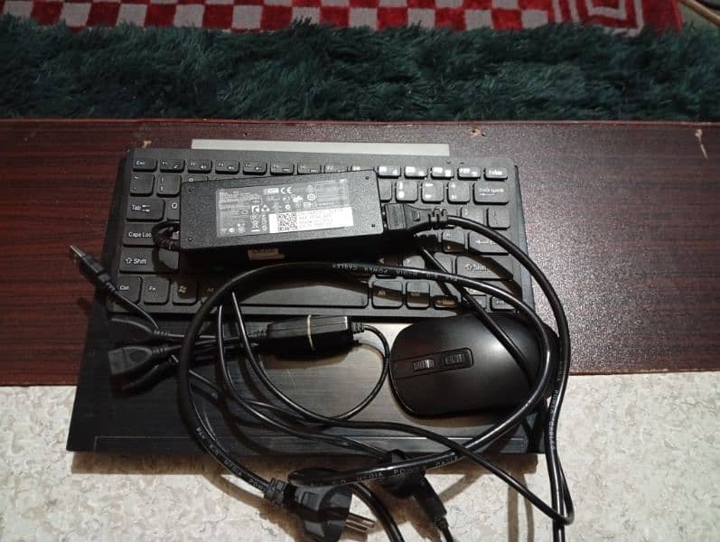 4 GB rame . 2.4 gh proseseor. 200 GB hrd drive virles mouse keyboard 0