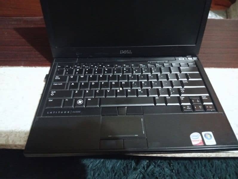 4 GB rame . 2.4 gh proseseor. 200 GB hrd drive virles mouse keyboard 6