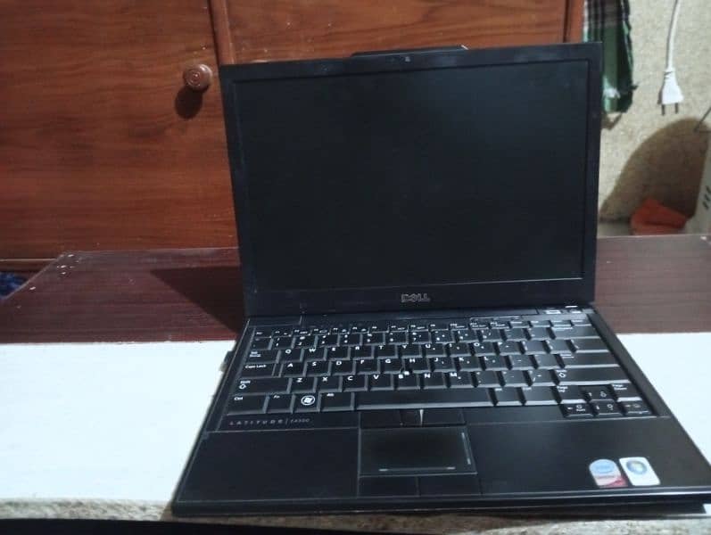 4 GB rame . 2.4 gh proseseor. 200 GB hrd drive virles mouse keyboard 7