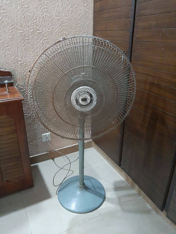 As good as new GFC pedestal fan. 0