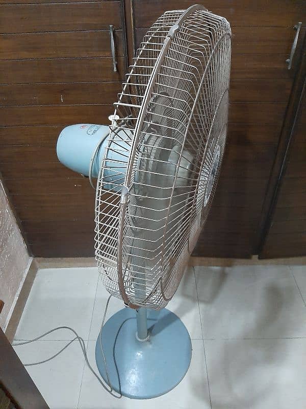 As good as new GFC pedestal fan. 1