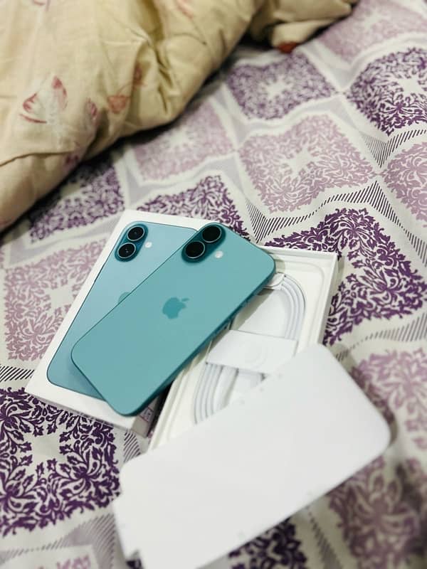 iPhone 16 Teal green 0