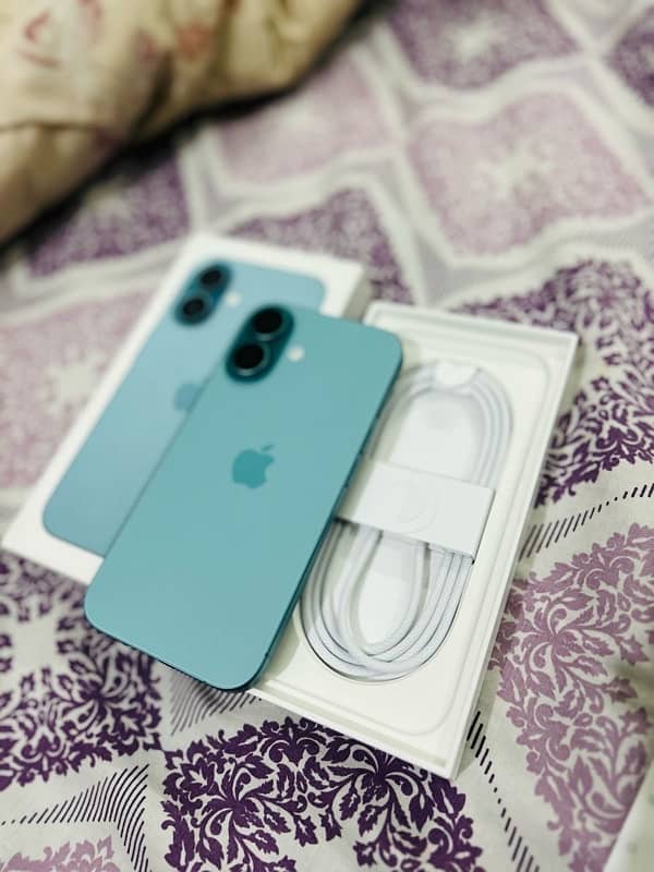 iPhone 16 Teal green 1