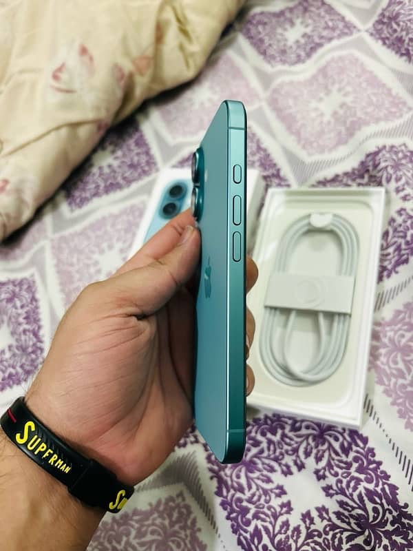 iPhone 16 Teal green 2