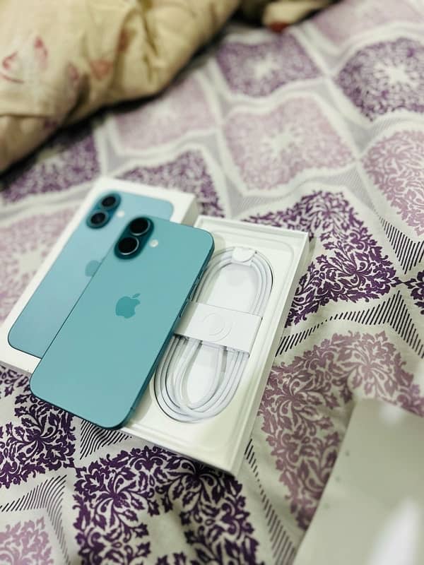 iPhone 16 Teal green 3