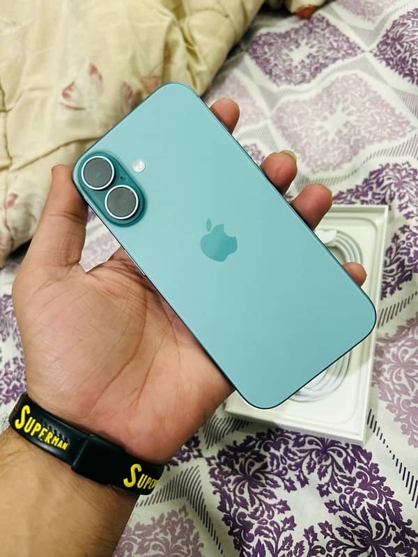 iPhone 16 Teal green 4