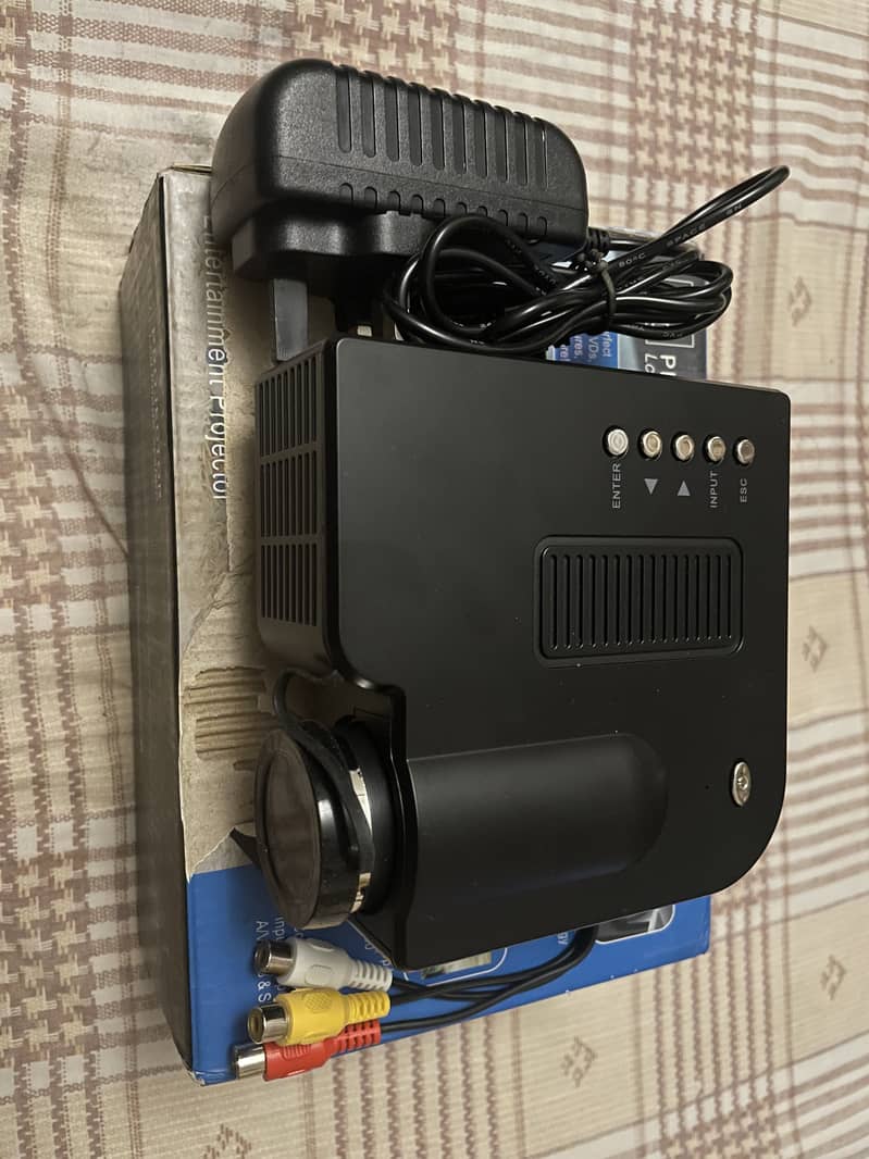 LED Portable Projector in 9/10 Condition 0