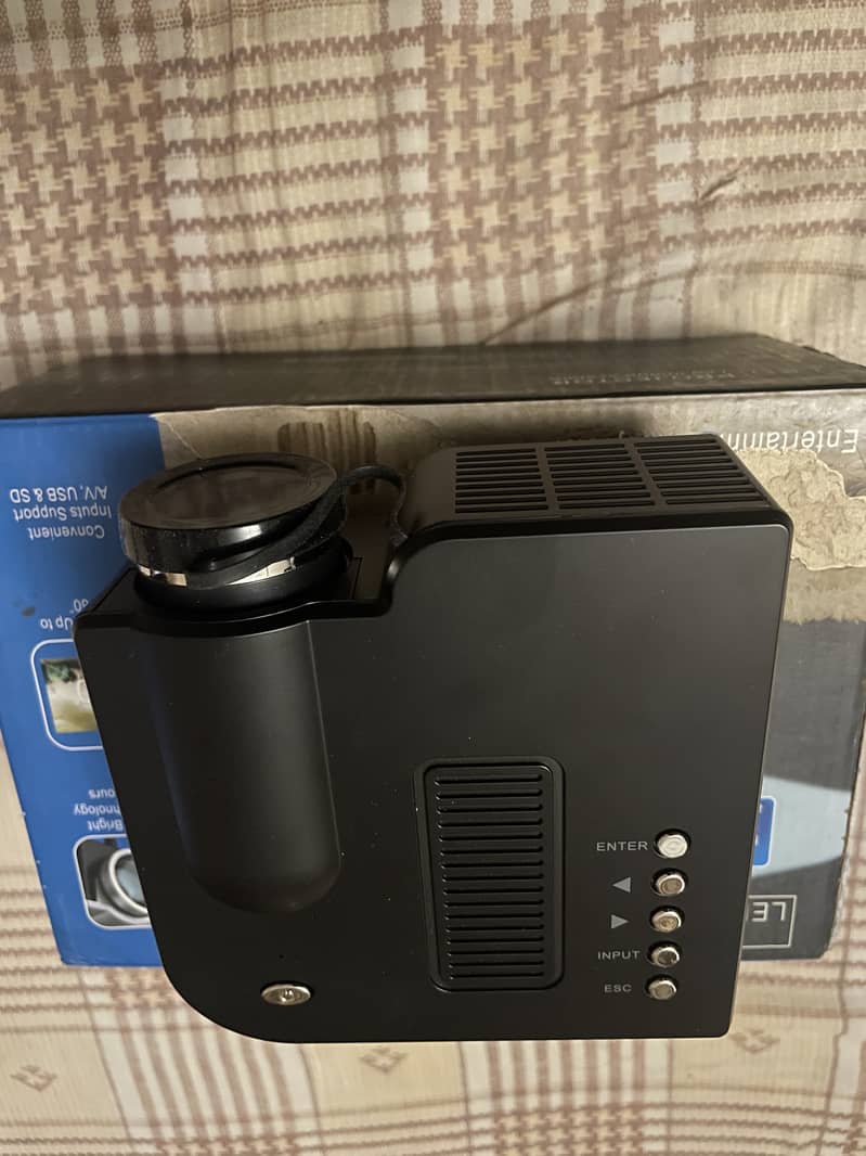 LED Portable Projector in 9/10 Condition 1