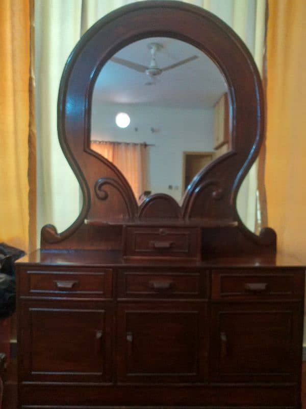 I am selling dressing table 0