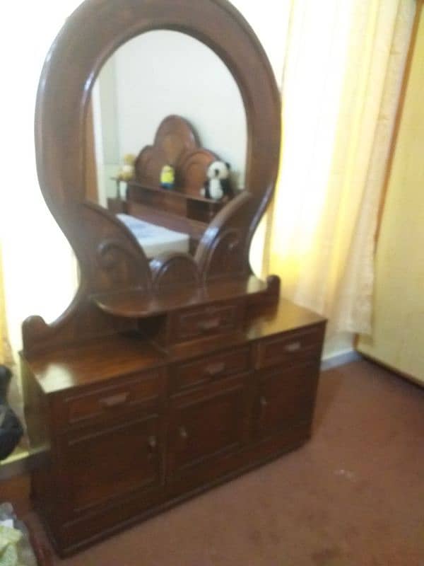 I am selling dressing table 1