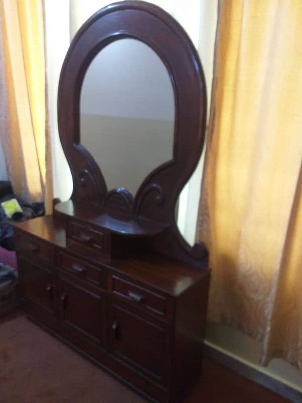 I am selling dressing table 2