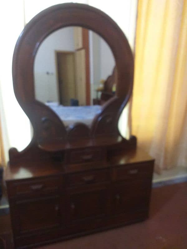 I am selling dressing table 3