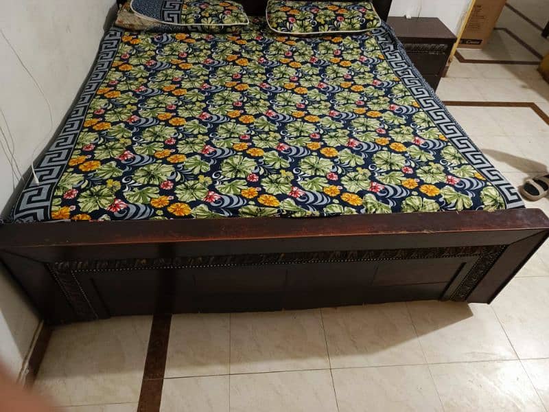 King size bed with side table 2