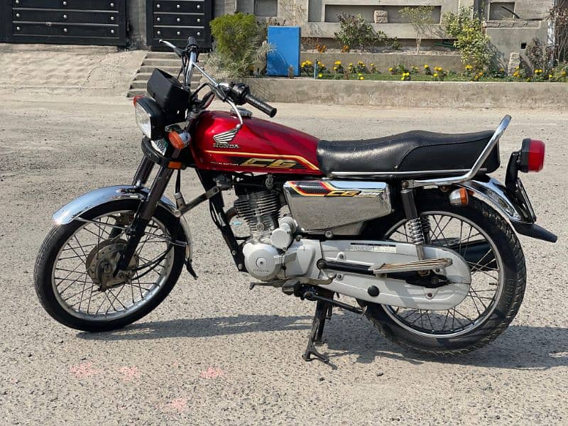 Honda cg125 special edition red colour 0