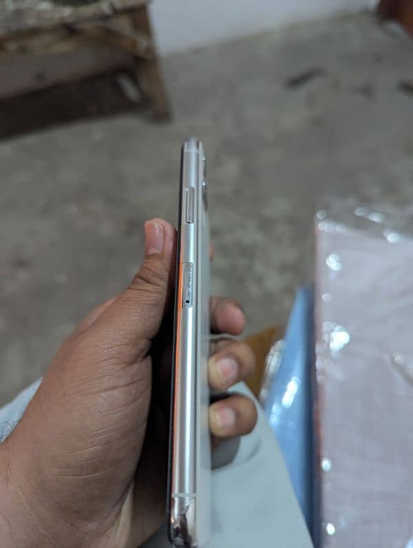 Iphone 11 pro max256, Non pta 4 month sim working, water pack 2