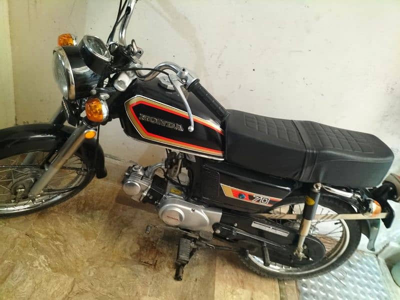CD 70 1982 0