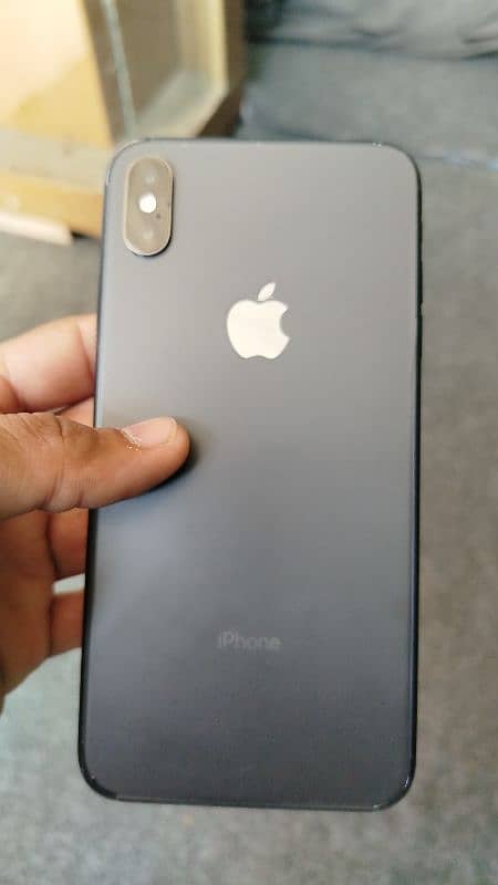 iPhone xsmax black 64gb 86 health lush condition 1