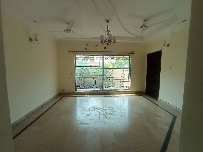 10 MARLA LOWER PORTION AVAILABLE FOR RENT IN DHA PHASE 4 12