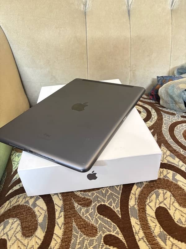 Apple iPad Gen 9th. 64 GB Celluar 5