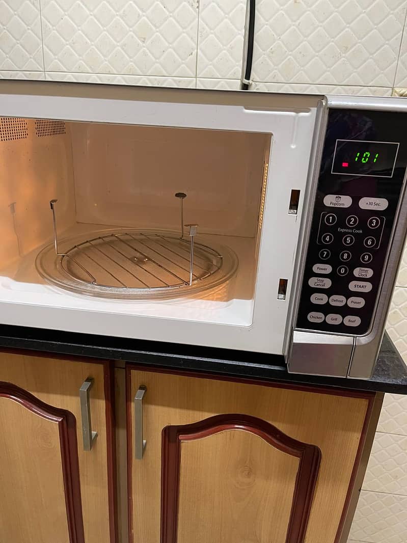 This is almost new PEL microwave oven perfectly working 2