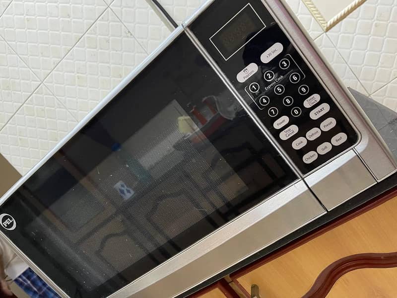 This is almost new PEL microwave oven perfectly working 3