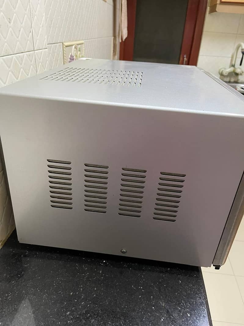 This is almost new PEL microwave oven perfectly working 5