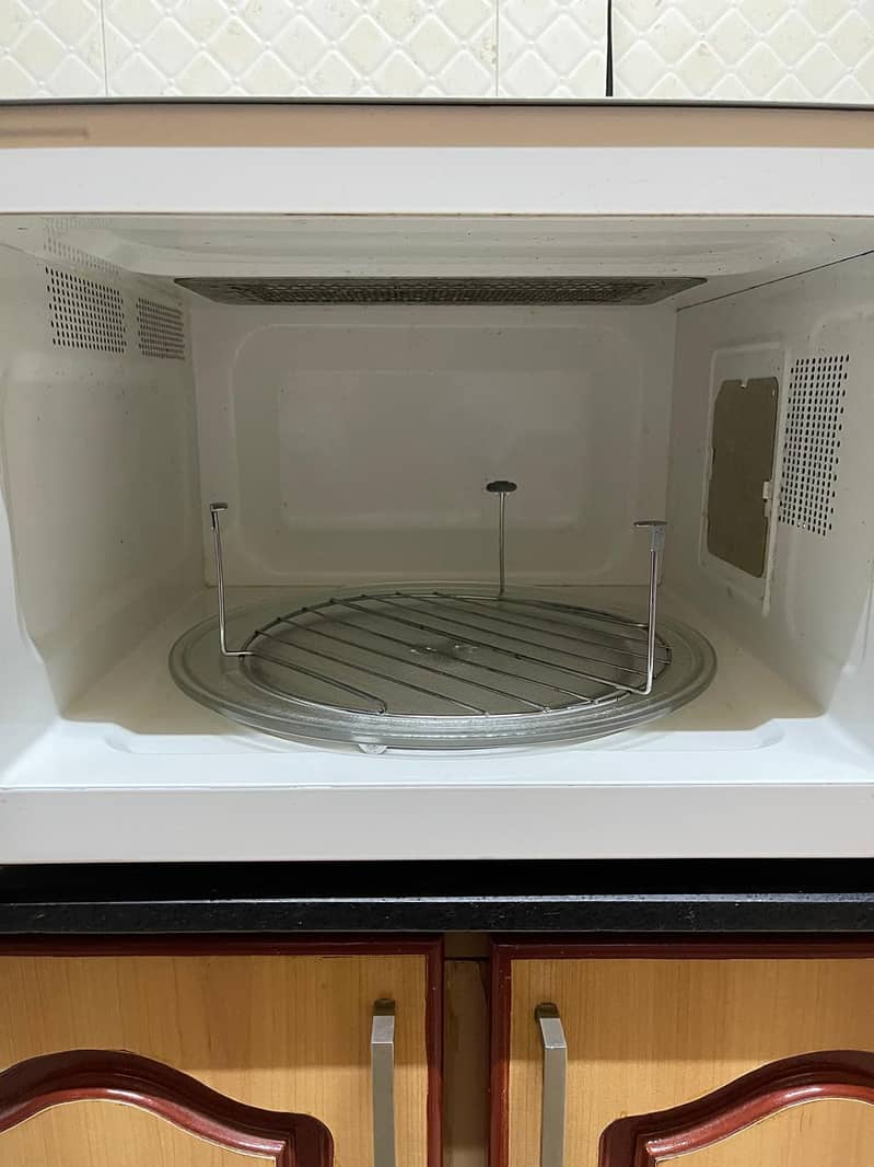 This is almost new PEL microwave oven perfectly working 6