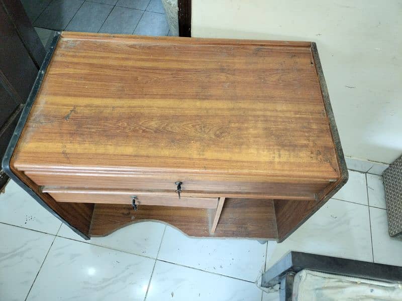 impoted table for sell. 2 locks and moving table. 1