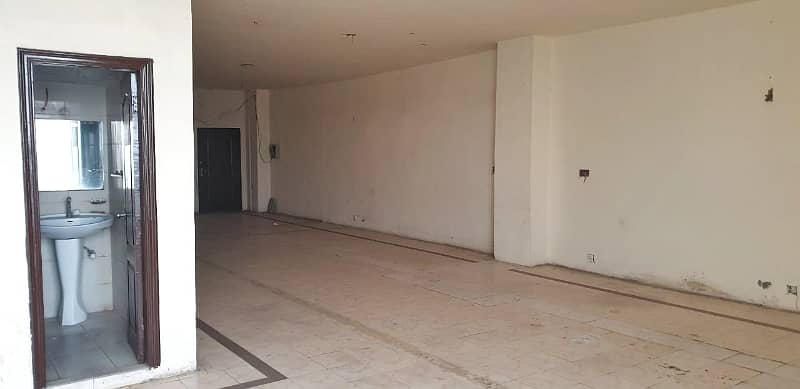 Ideal 1300 SqFt Office for Rent on Main Boulevard Gulberg Lahore 6