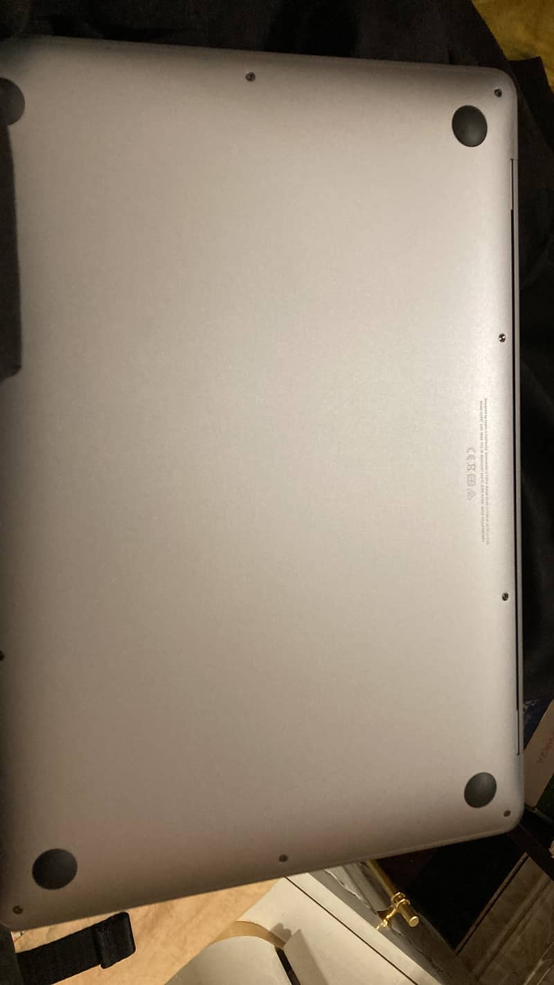 MacBook Air M1 2020 (Deep Scratch On screen) 4