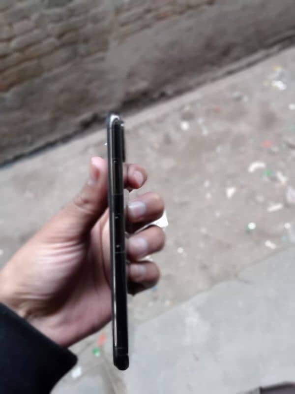 iPhone xs 10/10 condition 2