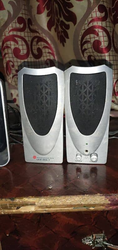 LG computer speakers 0