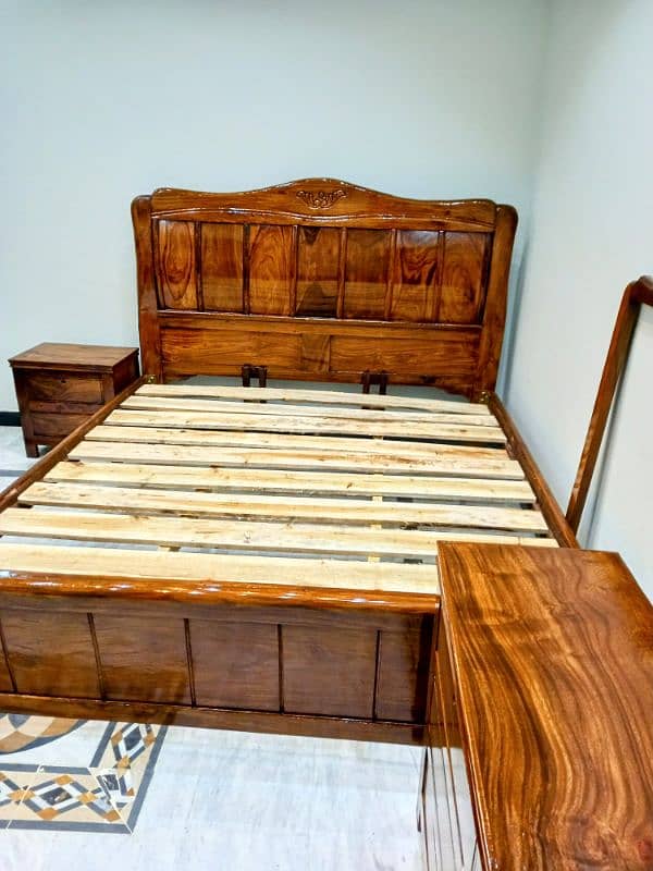 King Size Solid wood bed set new condition 032l///5l2///0593 0