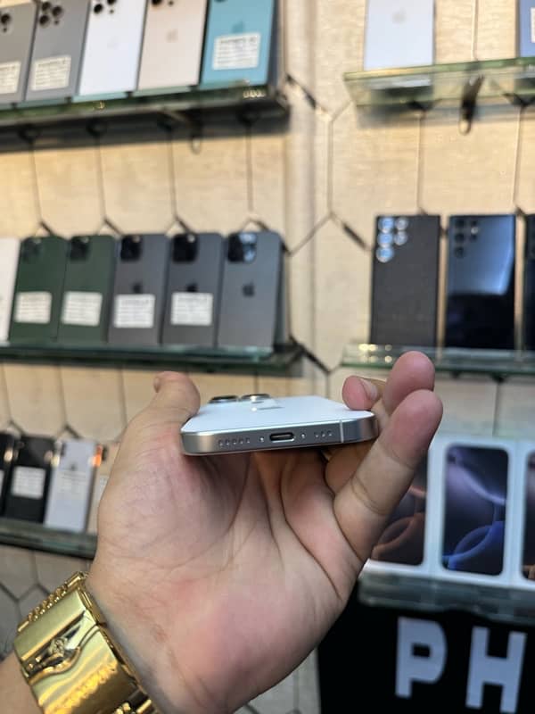 I phone 16 pro 128gb HK model physical dual Sim time available 10