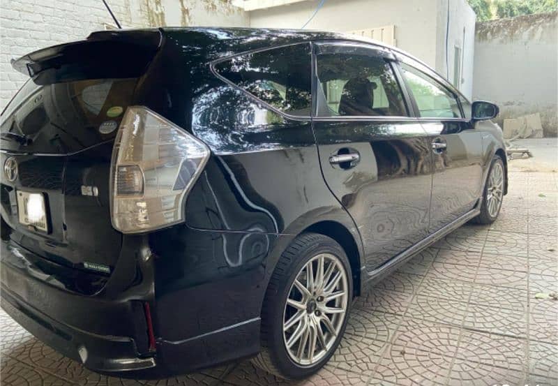 Toyota Prius Alpha 2014 6