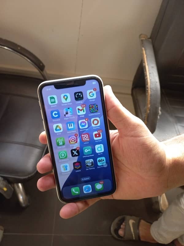 urgent selling iPhone 11 good set need money. 5