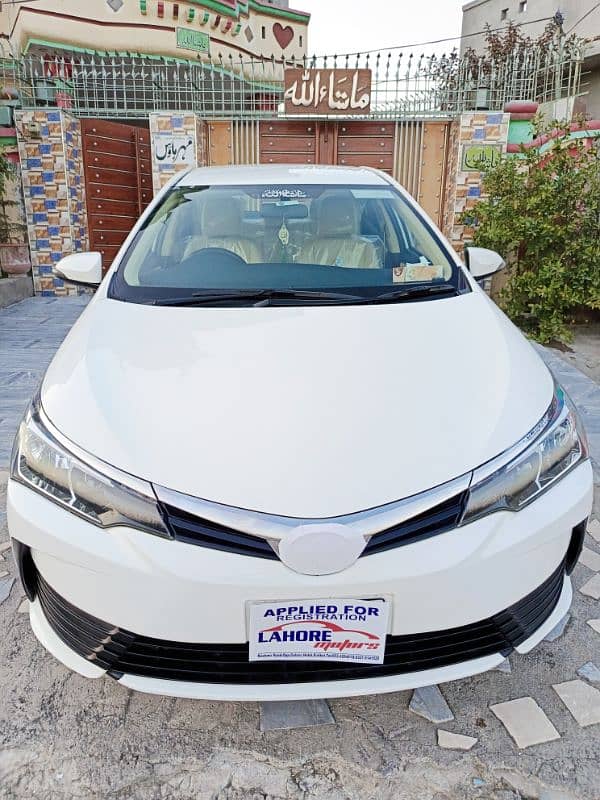 Toyota Corolla GLI 2019 super white colour 0