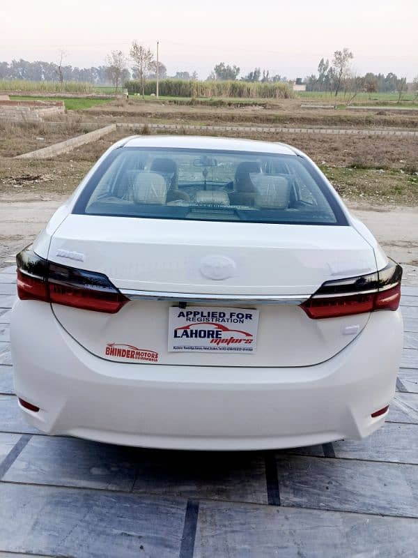 Toyota Corolla GLI 2019 super white colour 1