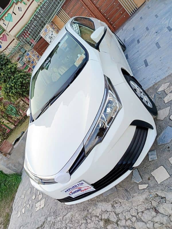 Toyota Corolla GLI 2019 super white colour 3