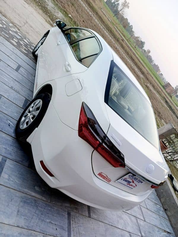 Toyota Corolla GLI 2019 super white colour 4