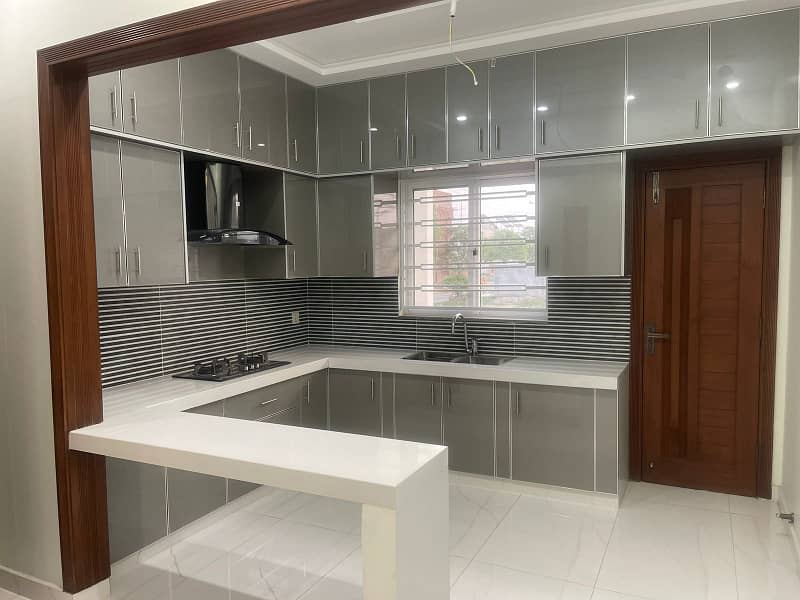 K BLOCK, 10 MARLA BRAND NEW HOUSE AVAIABLE FOR RENT 0