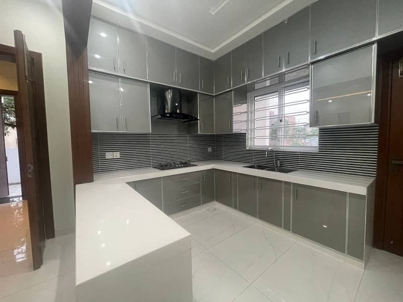 K BLOCK, 10 MARLA BRAND NEW HOUSE AVAIABLE FOR RENT 7