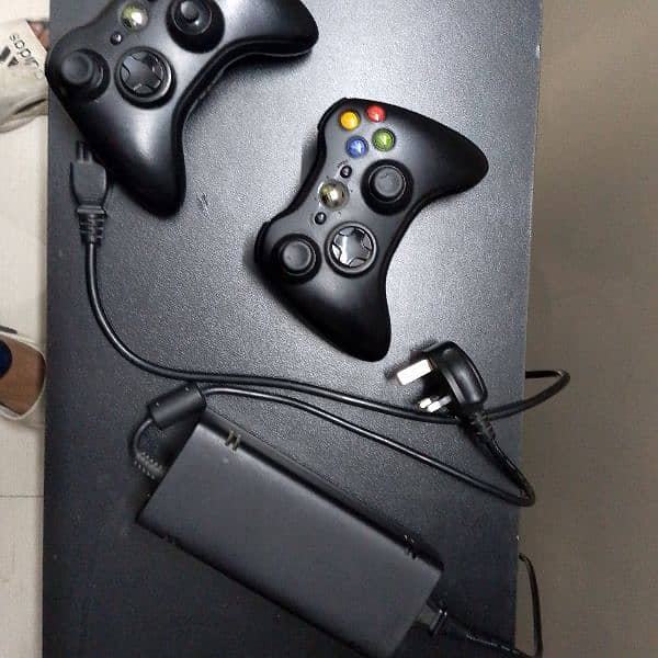 Xbox 360 slim with 2 controllers 2