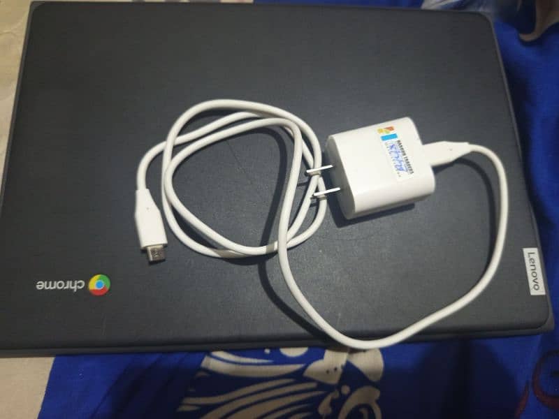 chrome book with charger 10/10 3