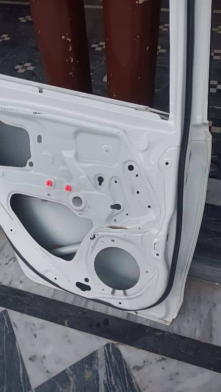 vitz left side back door white colour 2012/2019 4