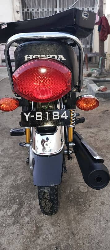 honda 125 blck clr urgent sale full new 03189498421 2