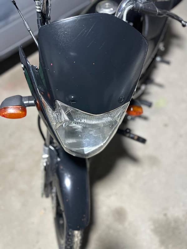 YAMAHA YBR 125 black color 2021 model 3