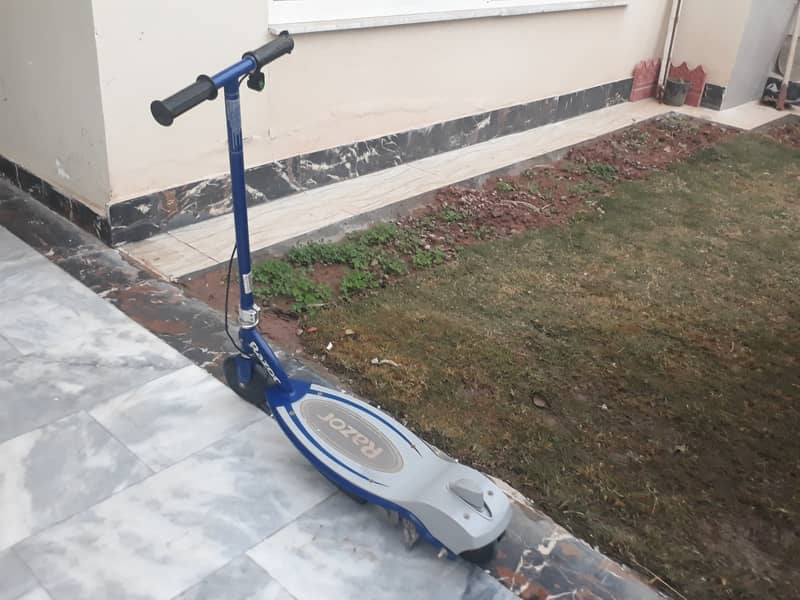 Razor E90 Electric Scootie 9